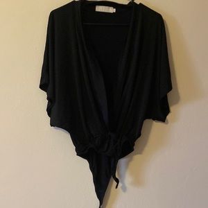 Body negro, mangas sierras y escote v